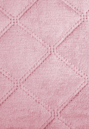Close-up of the Juego de Cobertor Velvet Lovett Rosa by Intima Hogar, featuring soft pink velvet fabric with a diamond-stitched pattern. This plush, cozy cobertor adds comfort and elegance to any space.
