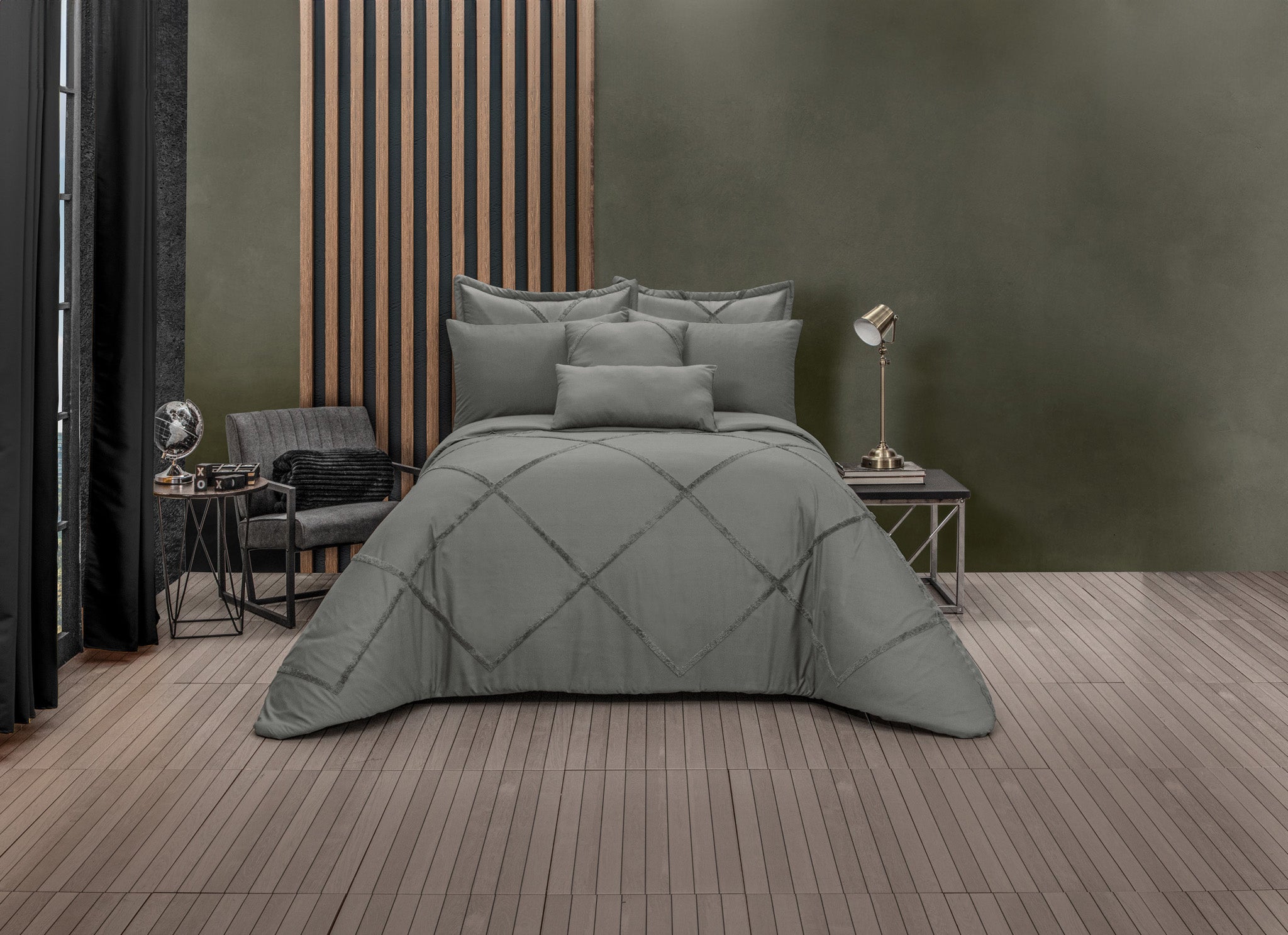 El Juego de Edredón Duvet Hamburgo de Intima Hogar resalta sobre una cama minimalista con varias almohadas en un elegante dormitorio moderno, pared verde, acento de listones de madera, mesas laterales, silla y lámpara en piso de madera clara.