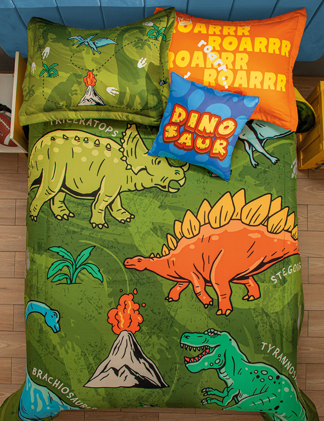 The Juego de Edredón Jurásico by Intima Hogar is a colorful children’s bedding set with cartoon dinosaurs, volcanoes, and species names like Stegosaurus and Triceratops. Pillows feature bold ROARRR and DINO SAUR text, perfect for any habitación infantil.