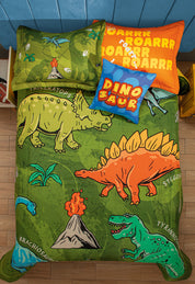 The Juego de Edredón Jurásico by Intima Hogar is a colorful children’s bedding set with cartoon dinosaurs, volcanoes, and species names like Stegosaurus and Triceratops. Pillows feature bold ROARRR and DINO SAUR text, perfect for any habitación infantil.