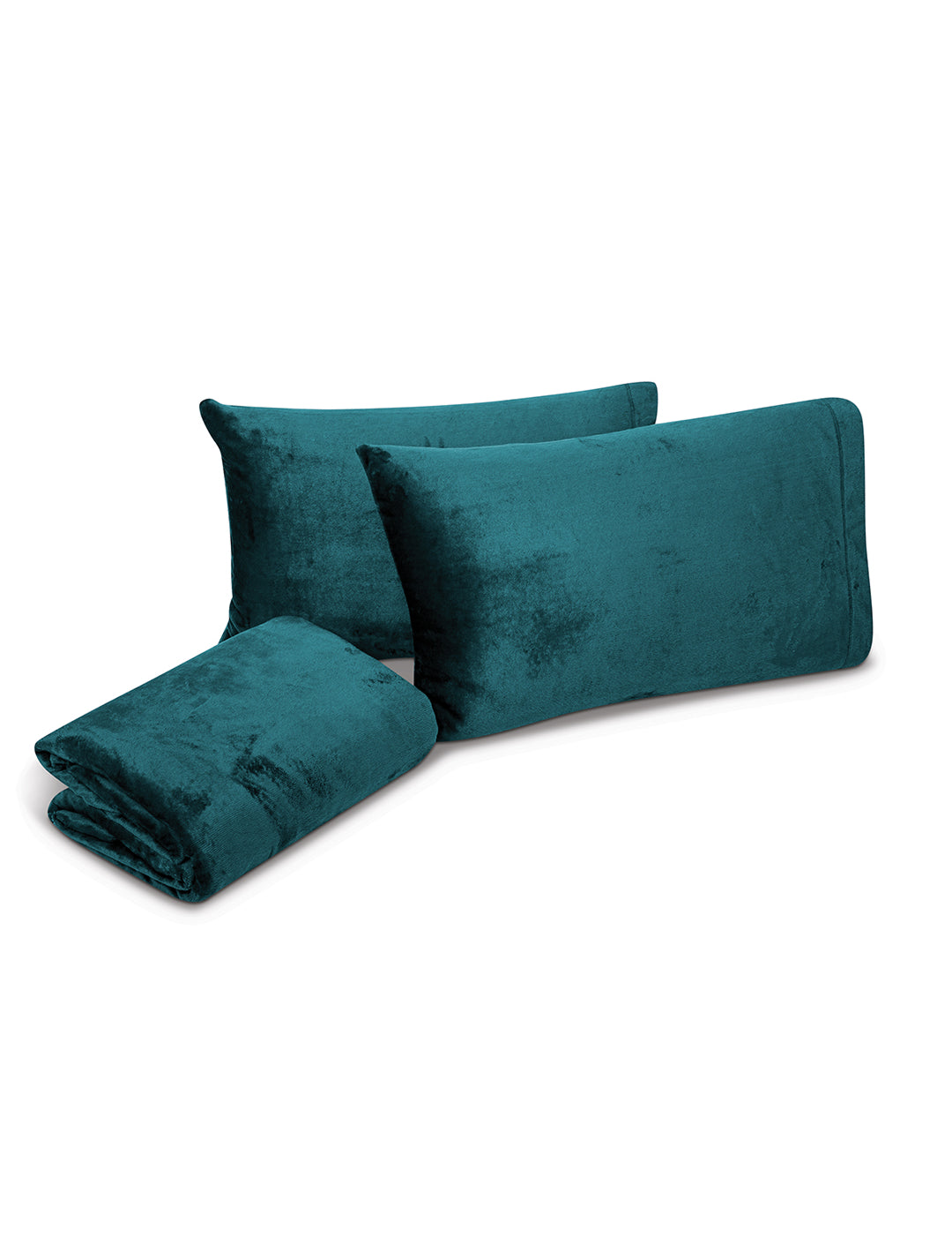 Three teal velvet pillowcases and a matching folded bedsheet from the Juego de Sábanas Invernales Azul Petróleo by Intima Hogar are displayed on a white background.