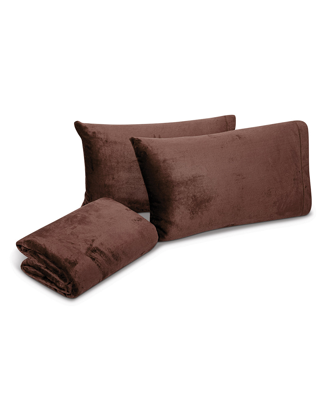 Two rectangular brown velvet pillowcases and a matching folded Juego De Sábanas Invernales Café bedsheet by Intima Hogar are displayed against a white background.
