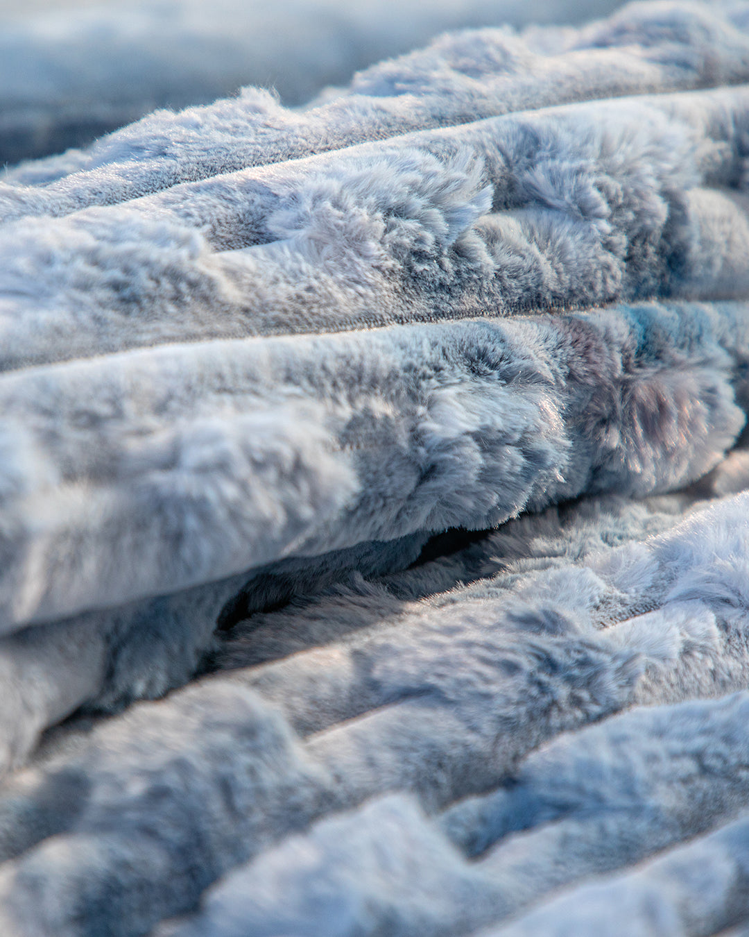 Close-up of the Frazada de Lujo Polar by Intima Hogar in light blue, folded to showcase its plush, soft texture and cozy feel—an ideal accesorio cama.