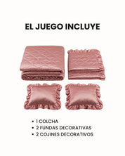 Juego de Colcha Satinada Roma de Intima Hogar: set de 4 piezas incluye dos cojines decorativos, una colcha y dos elegantes fundas de almohada. El texto en español dice "El juego incluye" seguido del listado detallado de los artículos.