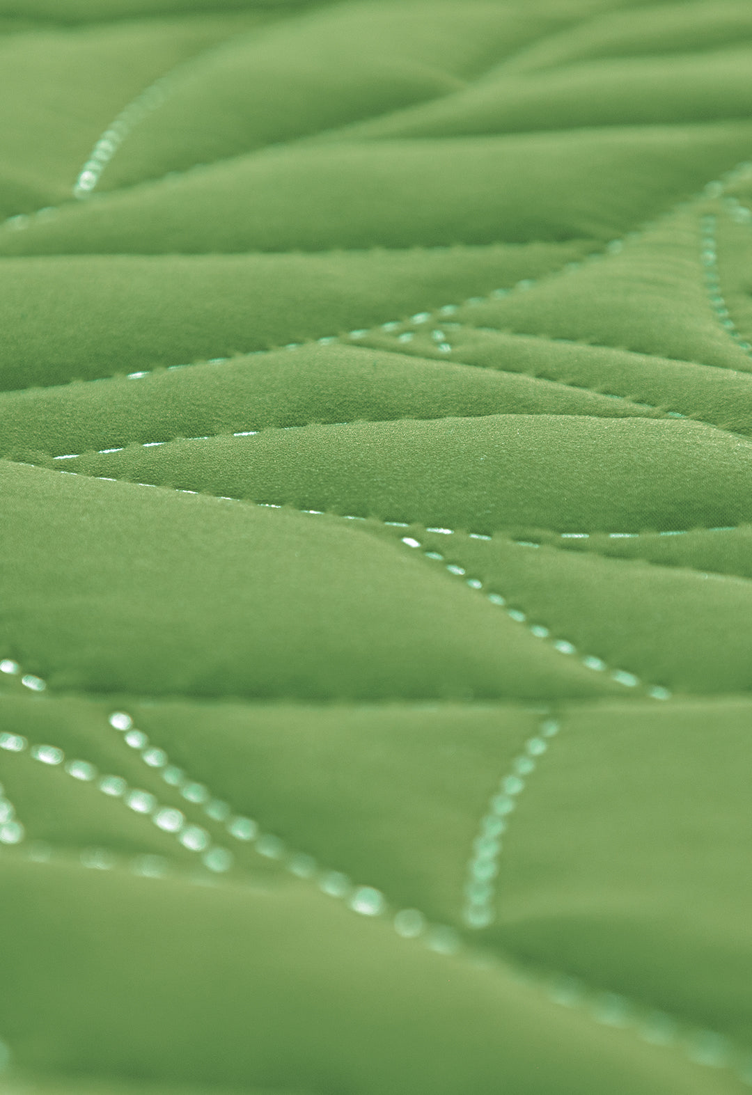 El Juego de Edredón Citrico es un hermoso juego de tonos verdes con un diseño capitonado de hojas.