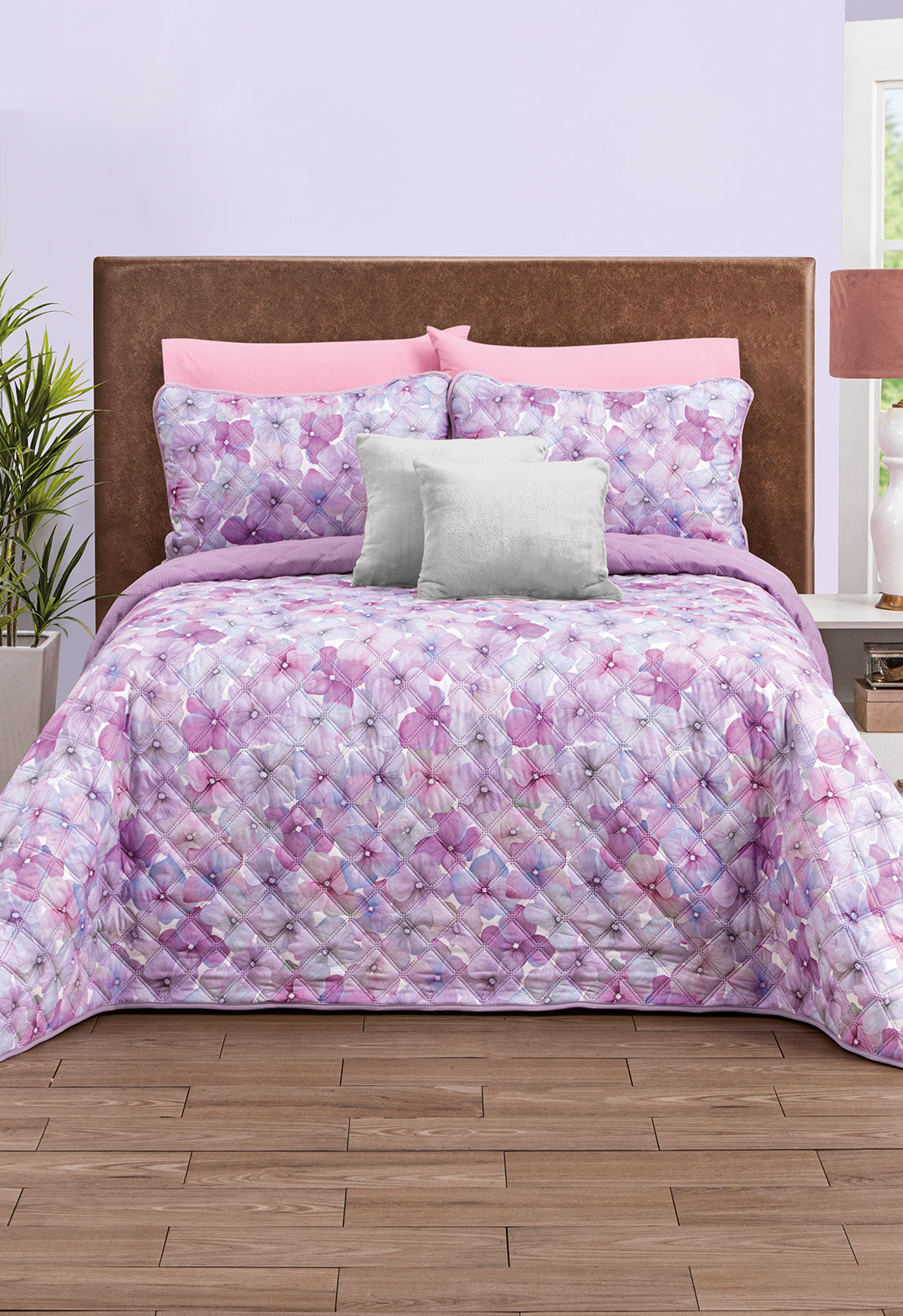El Juego de Edredón Lily presenta una encantadora combinación de tonos lila y un exquisito diseño floral.