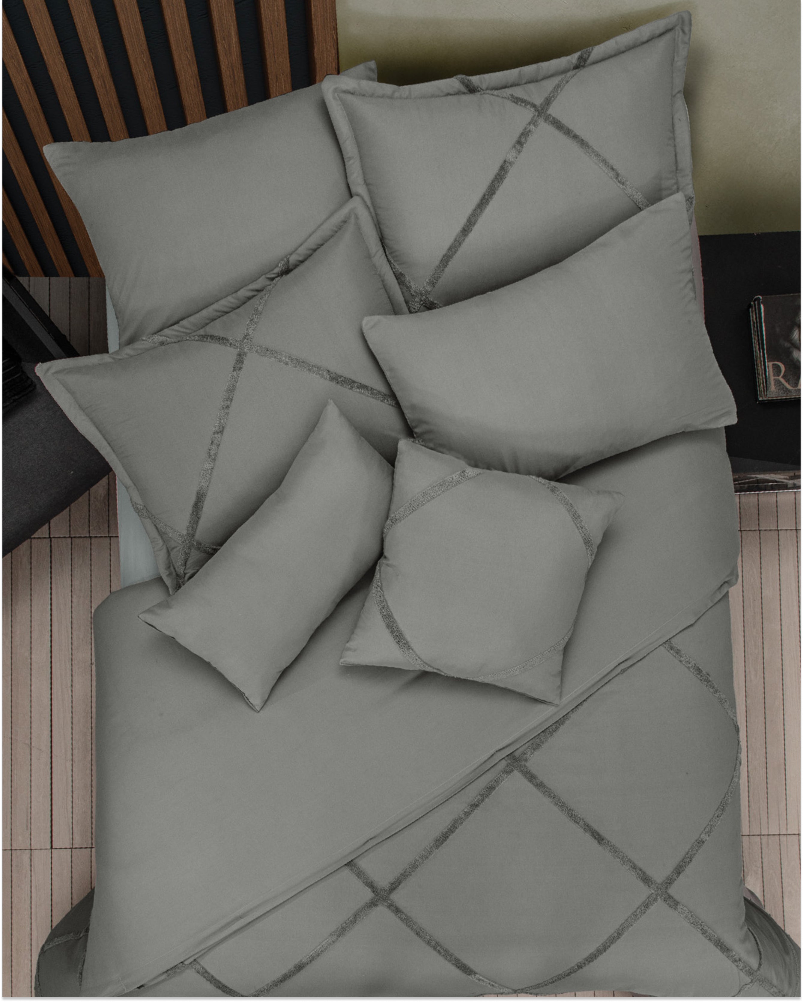 A neatly made cama minimalista features the Juego de Edredón Duvet Hamburgo de Intima Hogar, with grey bedding, an edredón blanco, and pillows with subtle dark crisscross lines, next to a wooden headboard and side table.