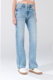 A person is shown wearing KOAJ PANTALON KOAJ JEAN STRAIGHT LEG 31397 1/, a light blue, high-waisted straight leg jean from KOAJ, paired with white sneakers. The image features only the lower torso and legs against a plain light gray background.