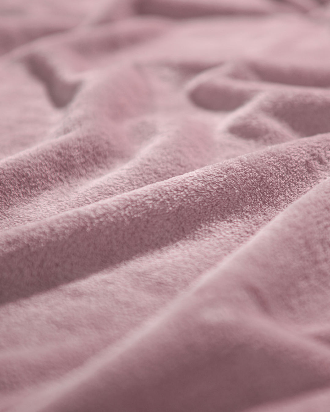 With its soft, lilac flannel fabric featuring gentle folds and a smooth, velvety texture, the Cobertor Flannel Ligero Ontario Lila by Intima Hogar creates a cozy and inviting appearance.