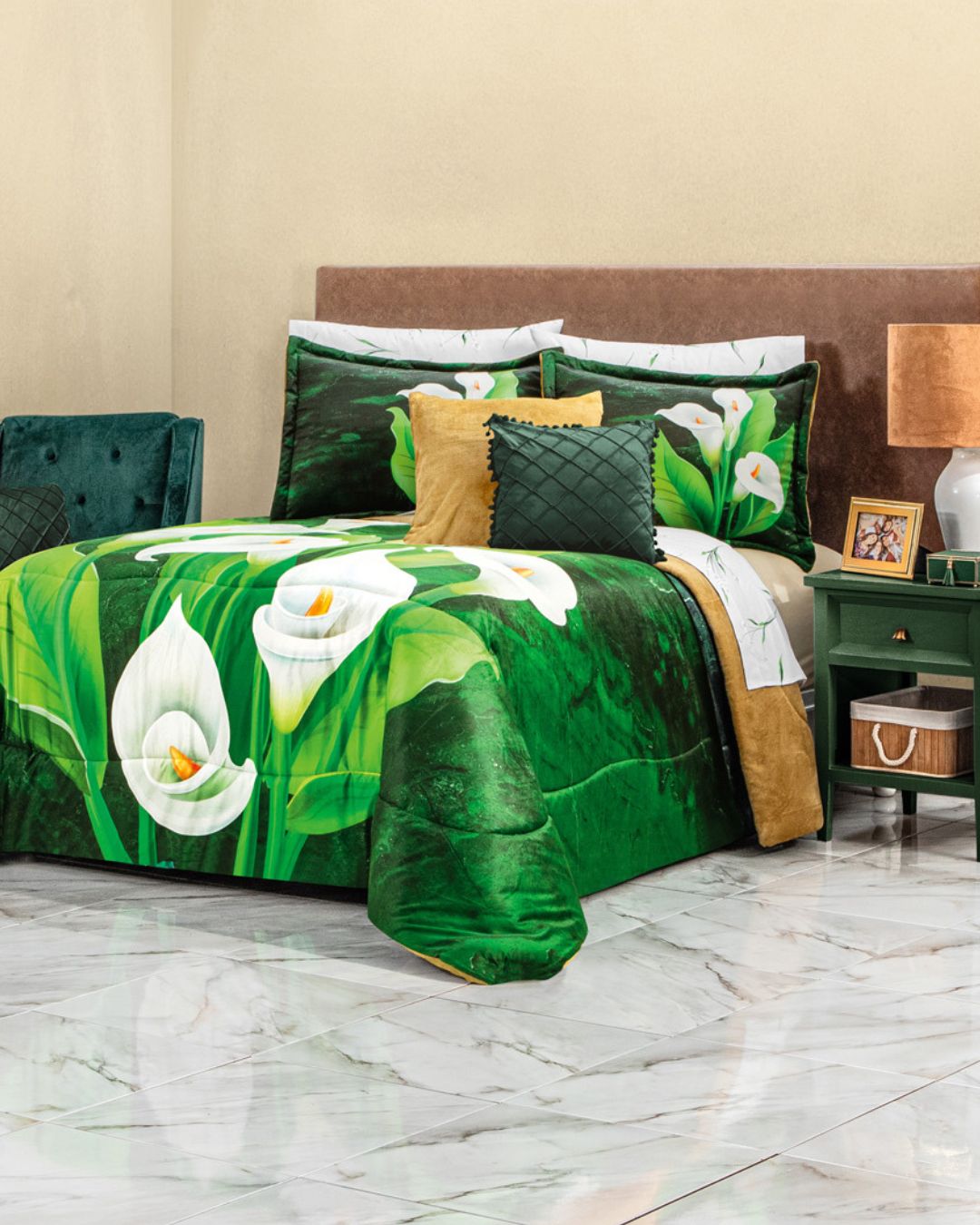 A modern bedroom with the Juego de Cobertor Supremo Fiori by Intima Hogar, featuring calla lilies, green and brown pillows, a green nightstand with a lamp, and a marble floor.