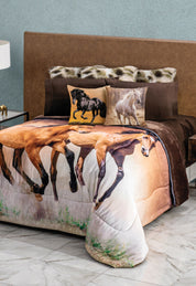 A neatly made bed with a horse-themed blanket and two Cojín Estampado Caballo by Intima Hogar rests against a brown upholstered headboard. The modern room, with marble floor and lamp-topped side table, logra un diseño elegante en la decoración cama.